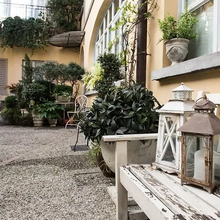 Lo - The House Of Travelers